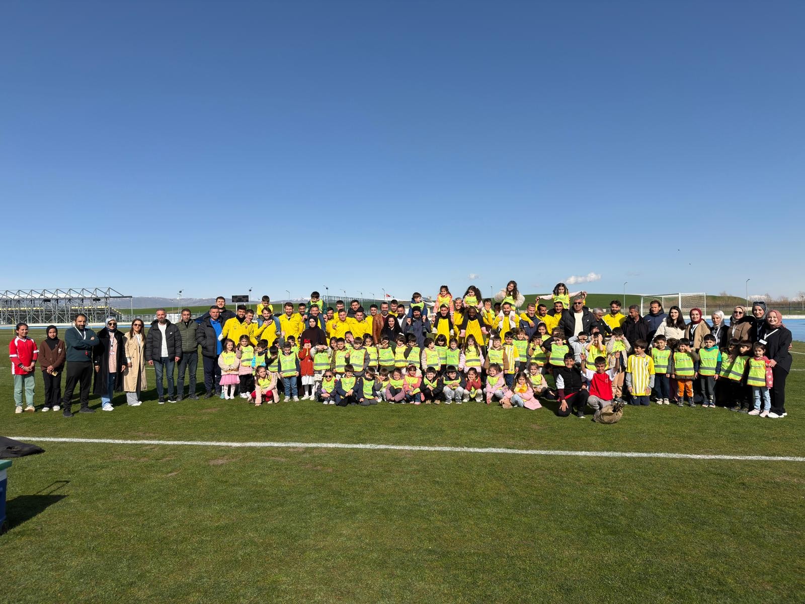 MASAL DÜNYAM'IN VE MUŞ'UN KAHRAMANLARI BİR ARADA